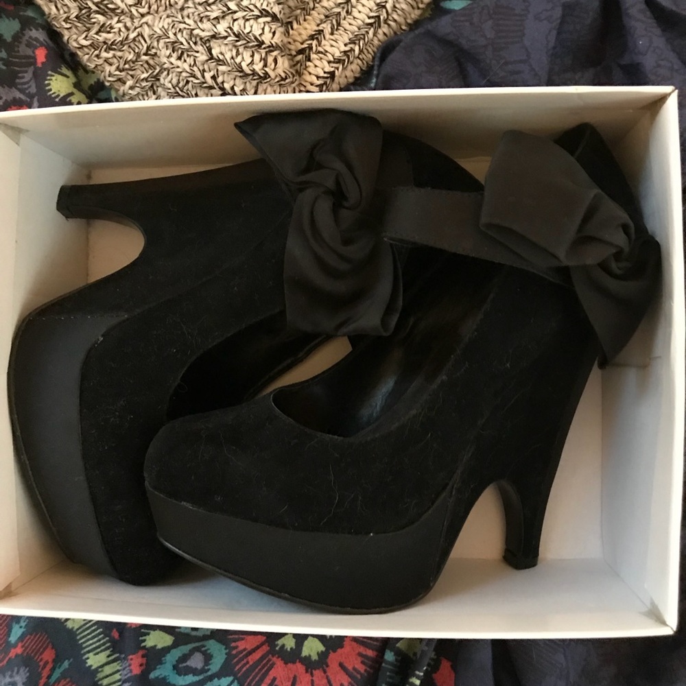 Steve Madden black suede heels